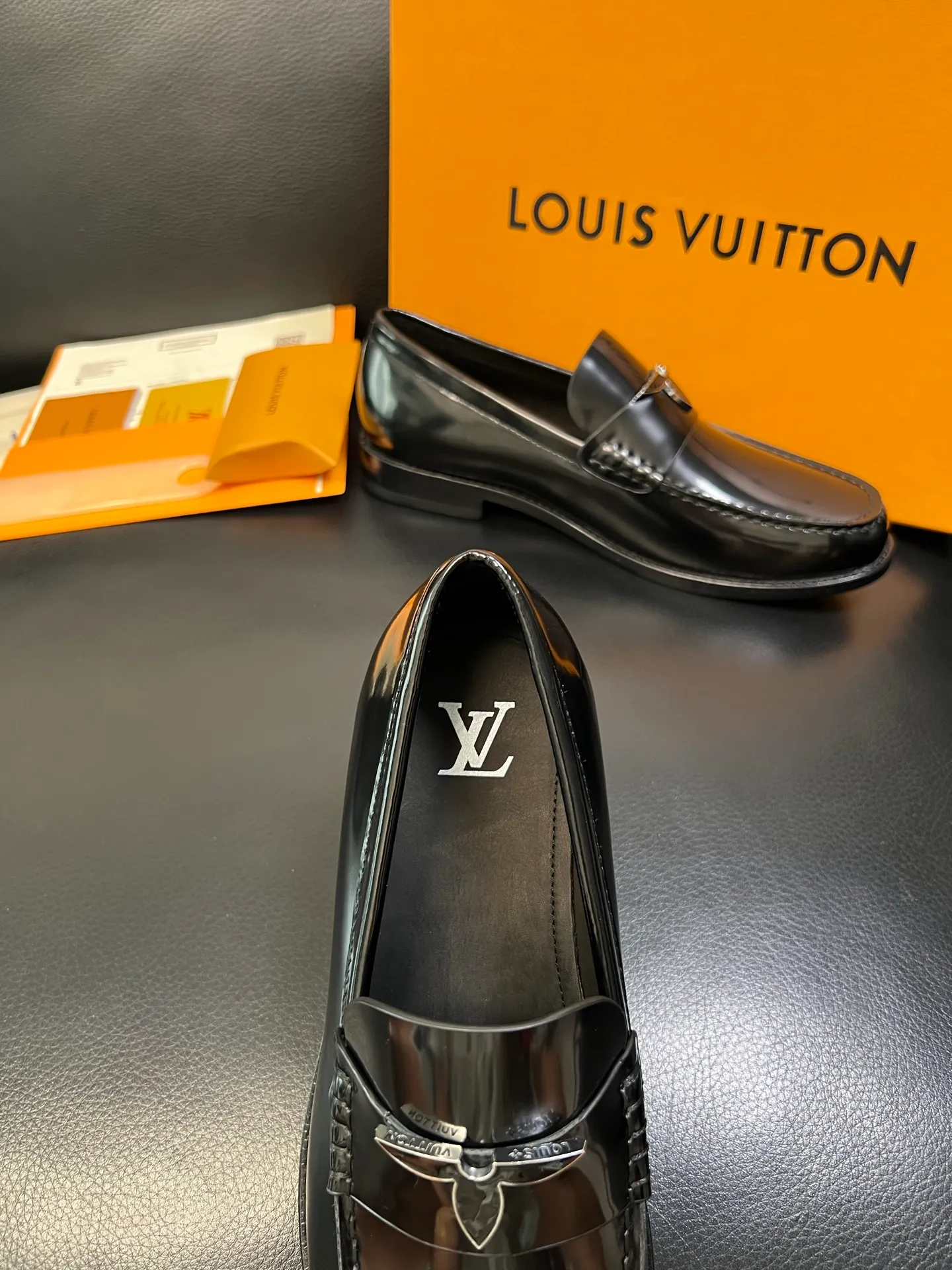 Men's shoes 💰920 Lv high quality top crafts Louis Vuitton leather shoes counter synchronized with original factory configuration, uppers imported from Italy, imported water-dyed cowhide lining, soles: original genuine leather soles specially provided by the original factory, original factory and single goods, welcome to compare, code number 39-44 (customized 38 45 46)
